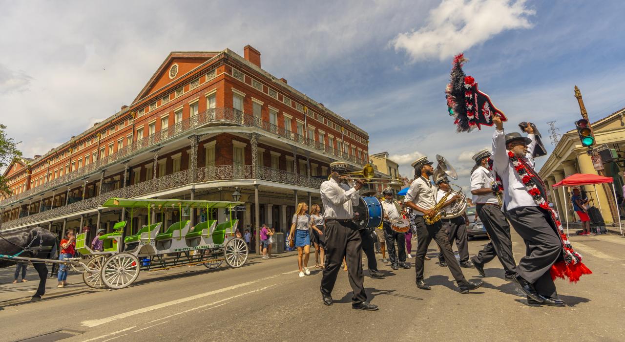 “第二线”游行穿越路易斯安那州新奥尔良的法国区 “第二线”游行穿越路易斯安那州新奥尔良的法国区