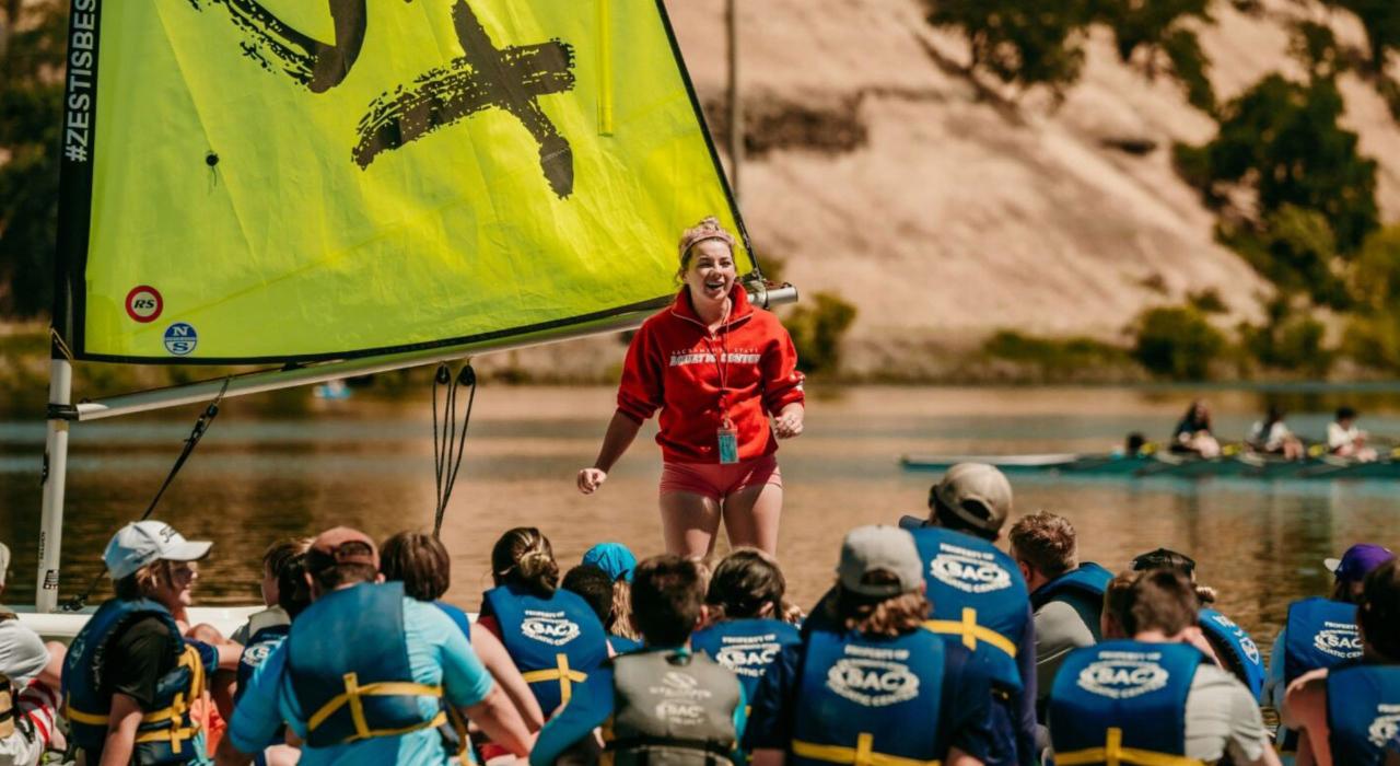 在萨克拉门托州立水上中心准备划船游览纳托马湖 在萨克拉门托州立水上中心准备划船游览纳托马湖