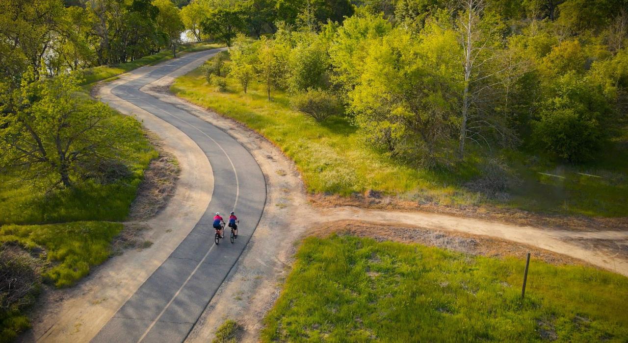 在美国河公园大道沿线的观光小径上骑行兜风 在美国河公园大道沿线的观光小径上骑行兜风