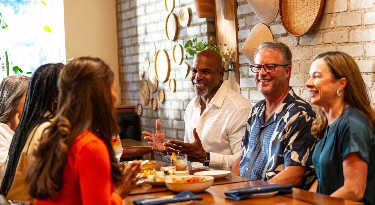 在大急流城市中心的现代餐厅 Monsoon 享用越南美食