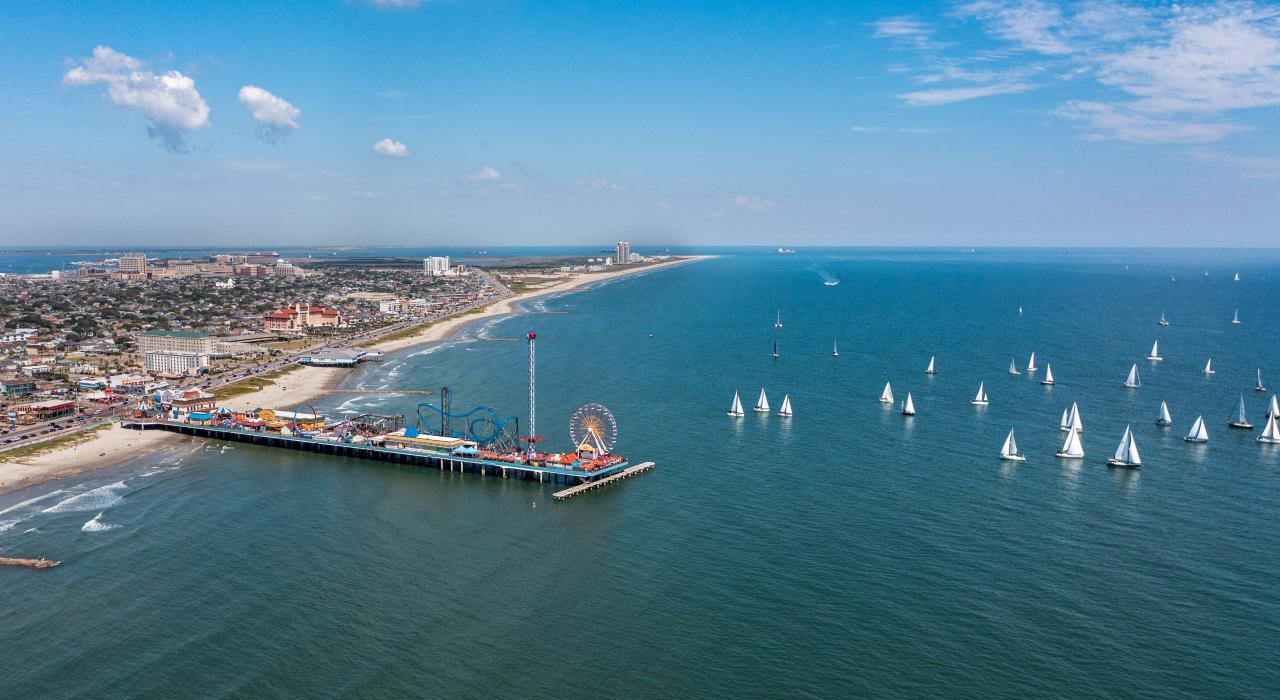 从空中俯瞰历史悠久的快乐码头绵延到墨西哥湾之中