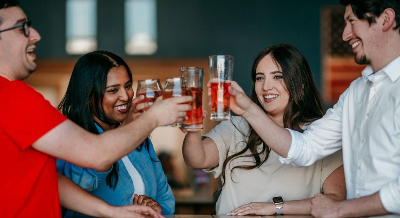 在位于酒桶区的 Movement Brewing Co. 酿酒公司品饮当地特色啤酒,这里是该市精酿酒水饮料的制造中心 在位于酒桶区的 Movement Brewing Co. 酿酒公司品饮当地特色啤酒,这里是该市精酿酒水饮料的制造中心