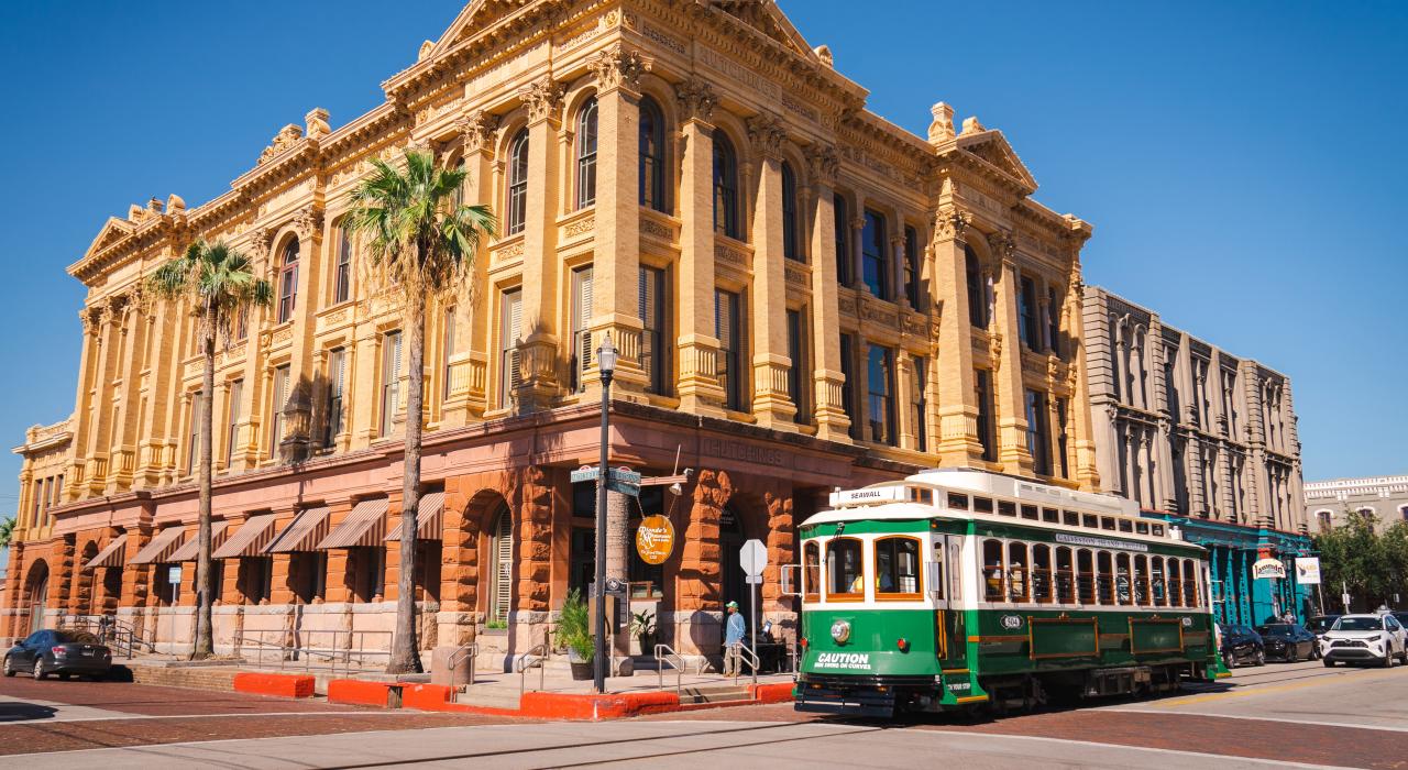 在历史悠久的市区停靠的加尔维斯顿电车