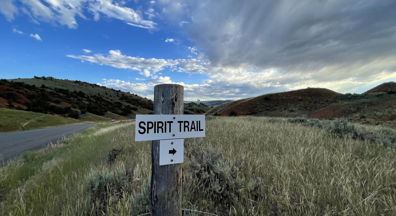 温泉州立公园里的 Spirit Trail 步道，一路上可将大角河的风光尽收眼底