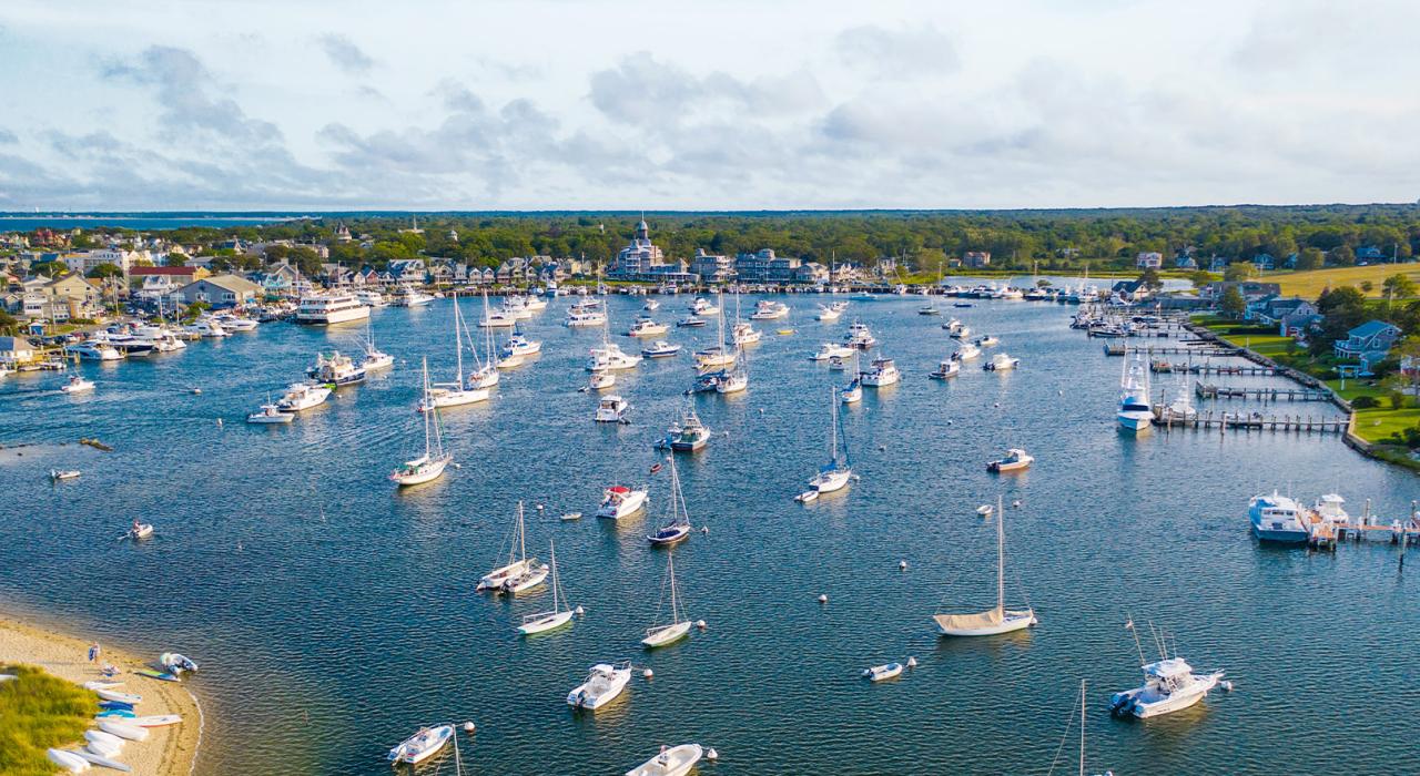 橡树崖港停泊的船只