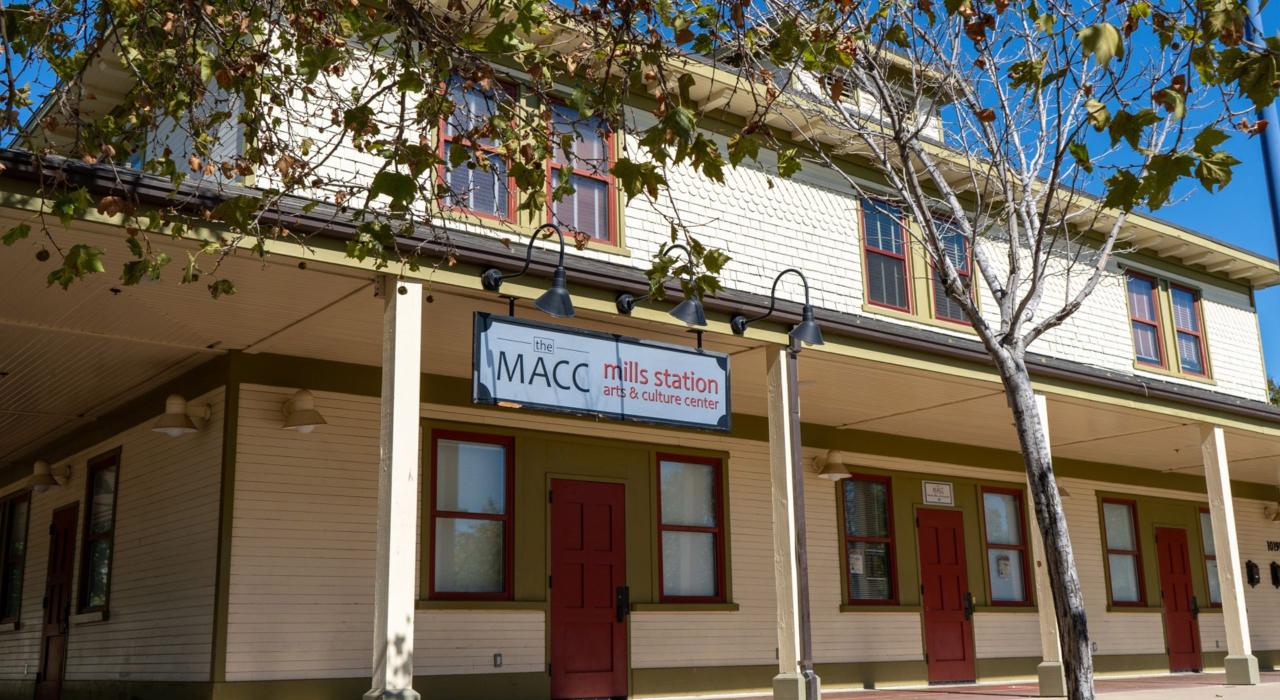 米尔斯站艺术和文化中心,一个被当地人称为“The MACC”的社区艺术展览空间和活动中心 米尔斯站艺术和文化中心,一个被当地人称为“The MACC”的社区艺术展览空间和活动中心