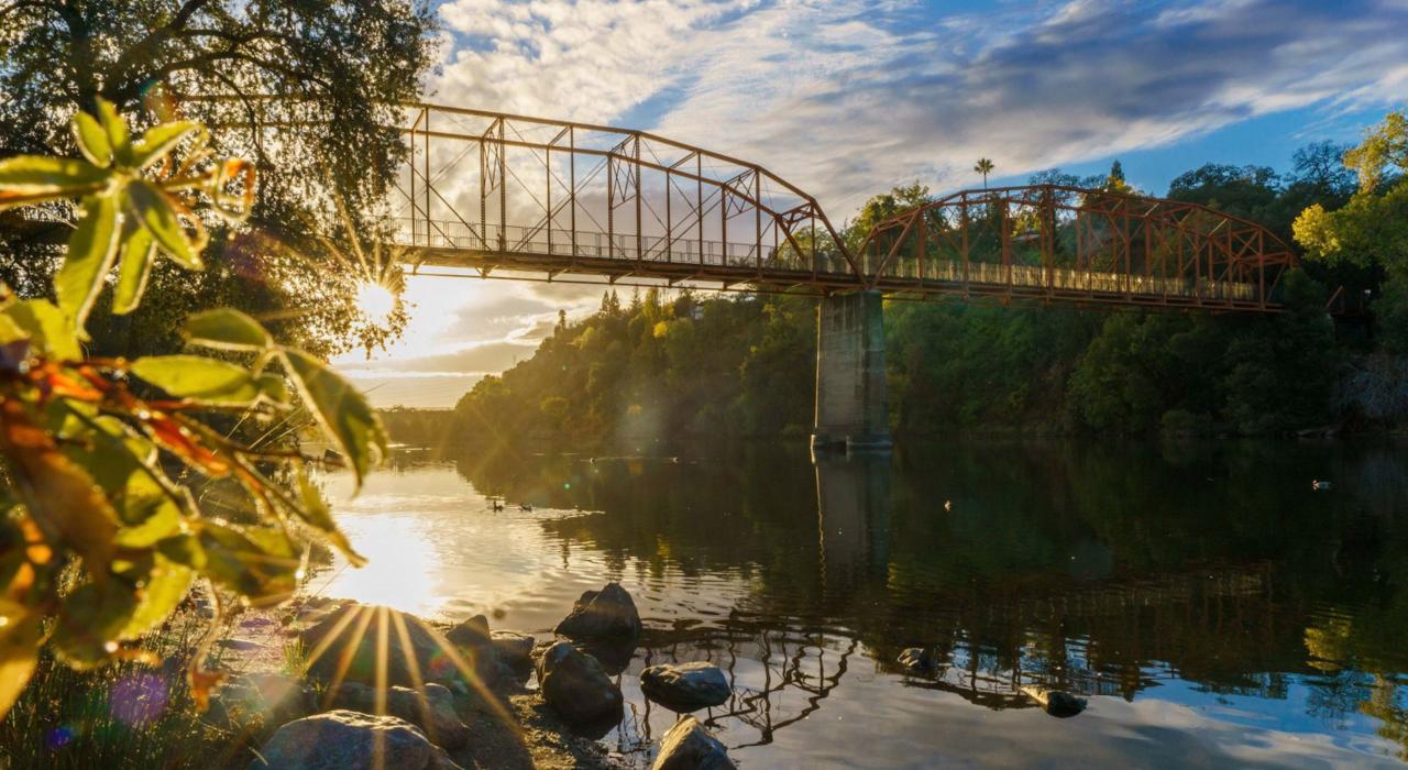 费尔奥克斯大桥横跨美国河 费尔奥克斯大桥横跨美国河