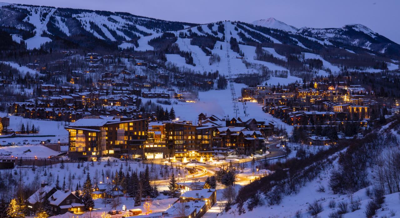 黄昏时分,俯瞰群山环绕的科罗拉多州斯诺马斯基地村 黄昏时分,俯瞰群山环绕的科罗拉多州斯诺马斯基地村