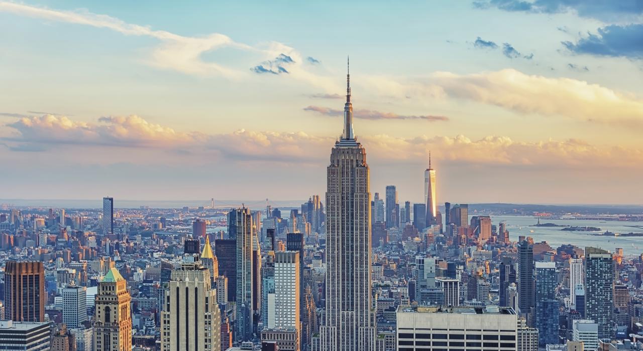 帝国大厦矗立在纽约市曼哈顿城市天际线上