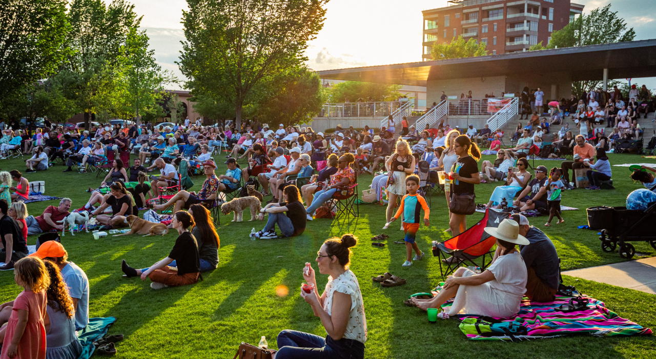 塔尔萨艺术区 Guthrie Green 公园里的晚间聚会 塔尔萨艺术区 Guthrie Green 公园里的晚间聚会
