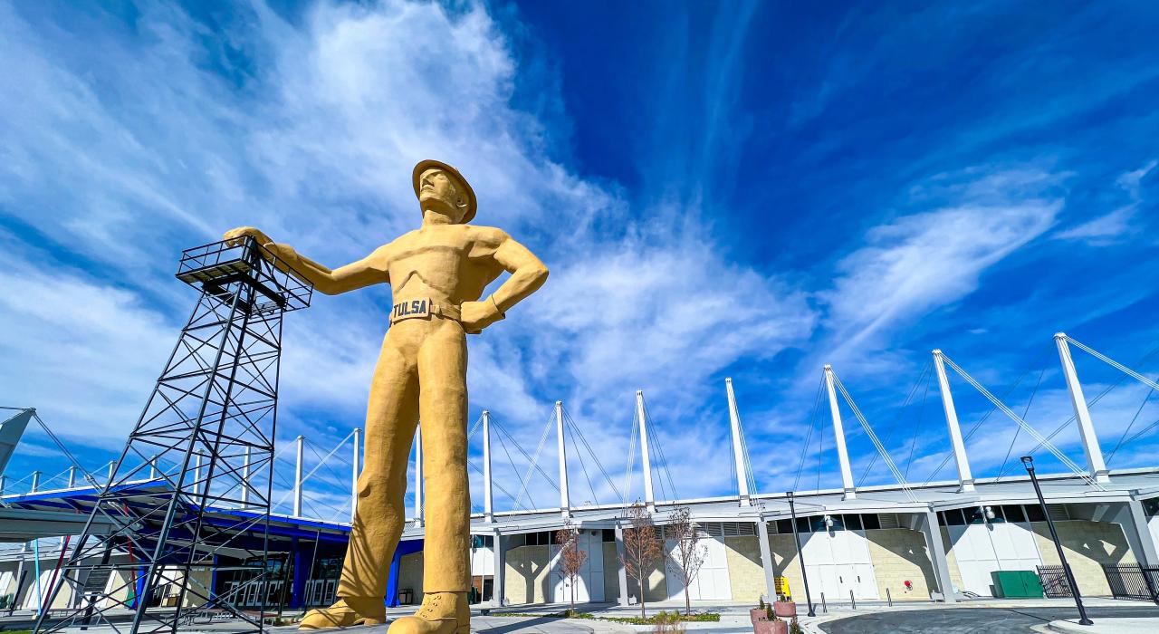 历史悠久的 66 号公路旁博览广场上矗立的黄金矿工雕像 历史悠久的 66 号公路旁博览广场上矗立的黄金矿工雕像