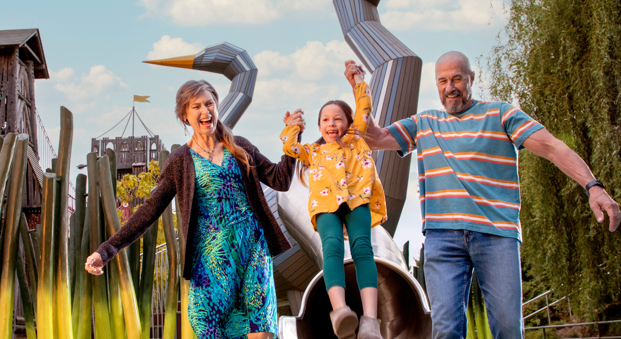 阿肯色河畔塔尔萨获奖公园 Gathering Place 中的亲子娱乐 阿肯色河畔塔尔萨获奖公园 Gathering Place 中的亲子娱乐