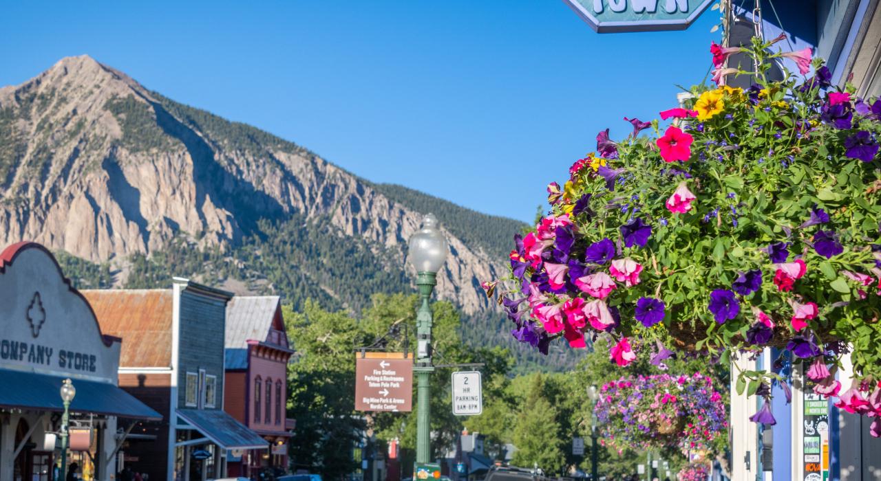 克雷斯特德比特市中心的夏日风光