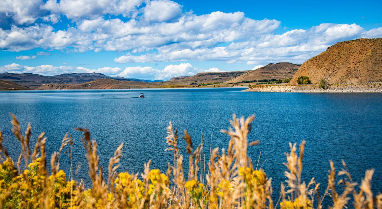 在科罗拉多州最大水域布鲁梅萨水库度过美好一天