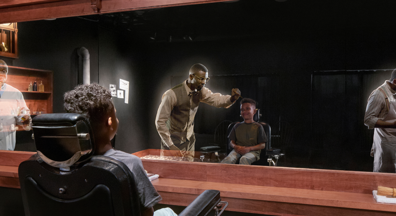 在 Greenwood Rising 黑人华尔街历史中心与增强现实展品互动 在 Greenwood Rising 黑人华尔街历史中心与增强现实展品互动