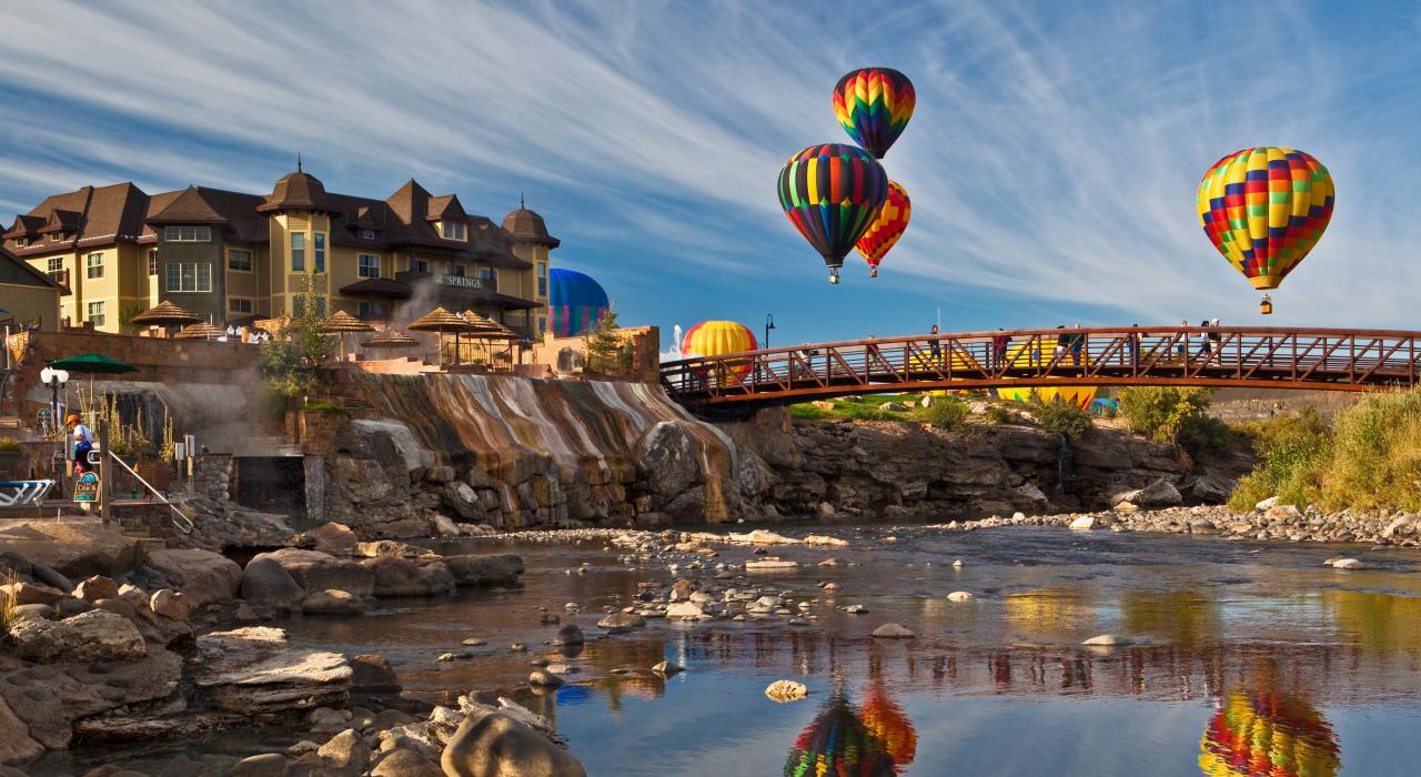 五彩缤纷的热气球在科罗拉多州帕戈萨斯普林斯上空飘荡 五彩缤纷的热气球在科罗拉多州帕戈萨斯普林斯上空飘荡