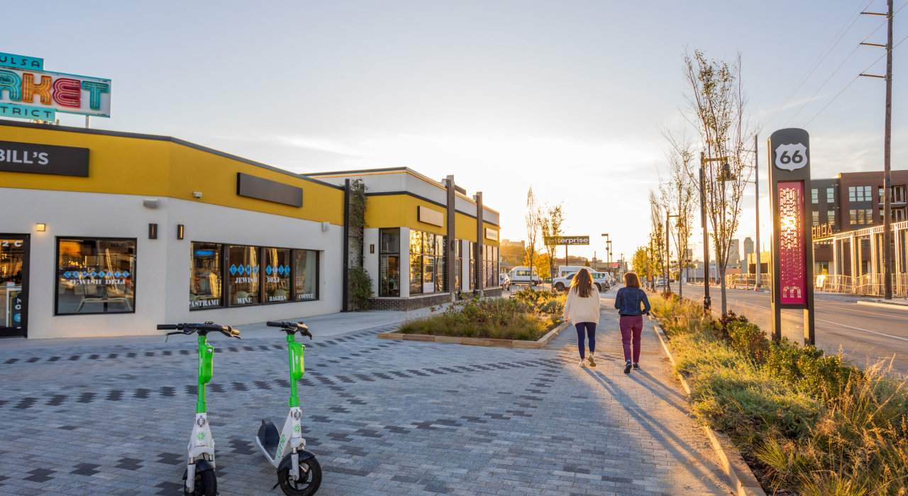 黄昏时分,漫步在塔尔萨市场区的古老 66 号公路路段上 黄昏时分,漫步在塔尔萨市场区的古老 66 号公路路段上