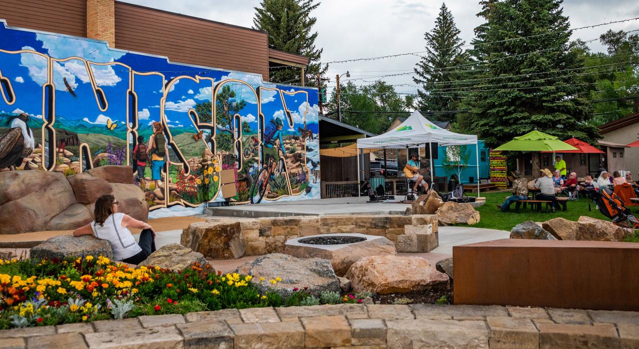 在甘尼森市中心享受露天用餐体验