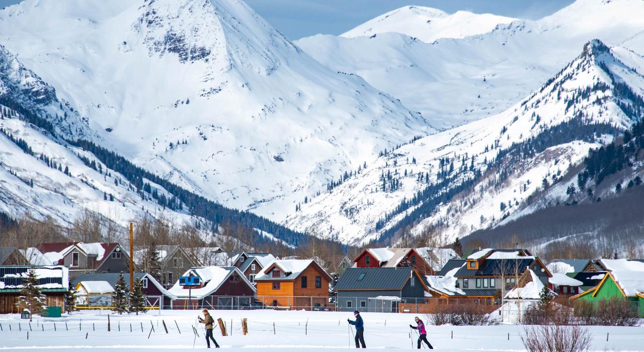 在落基山脉附近体验北欧式滑雪
