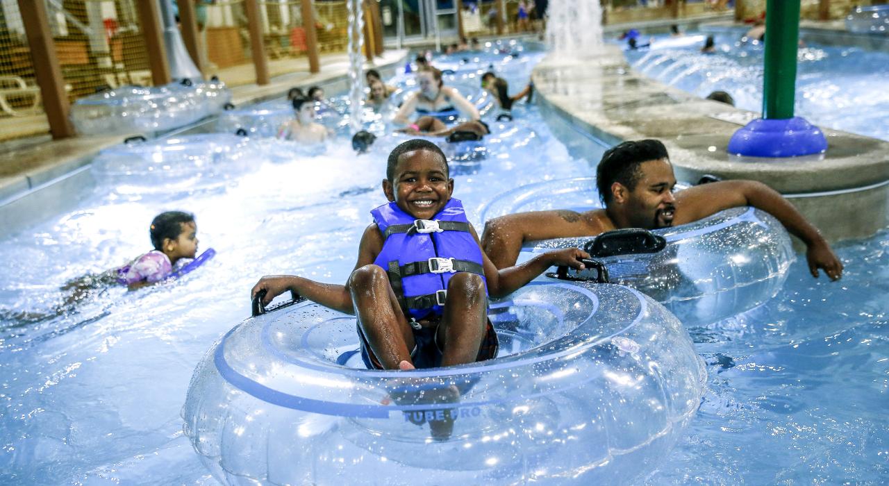 全家在室内水上乐园畅游