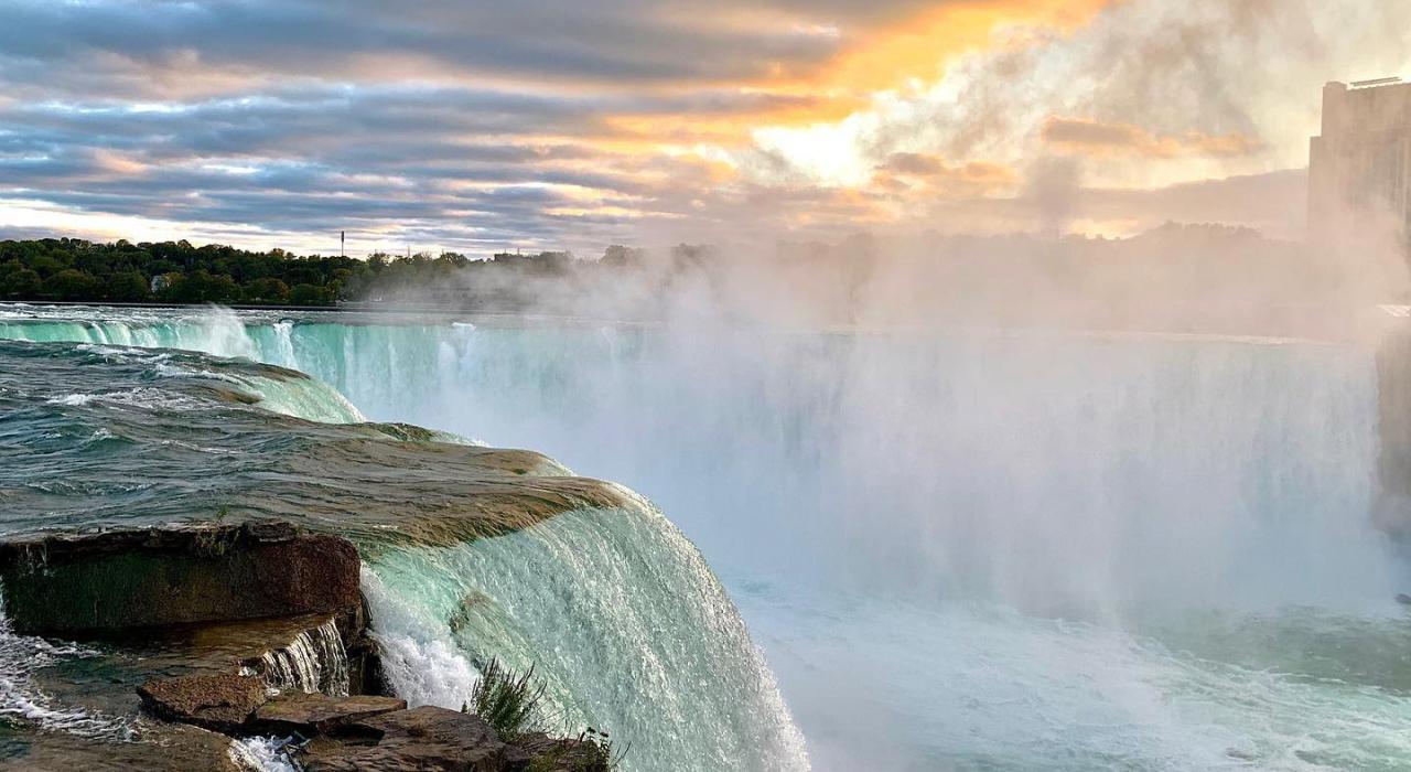 尼亚加拉大瀑布的磅礴水势