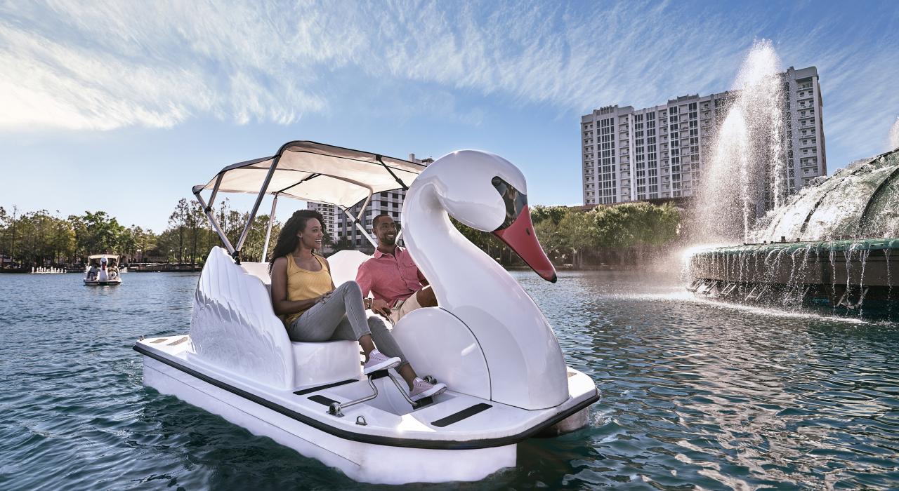 在佛罗里达州奥兰多市中心的伊奥拉湖上乘坐天鹅船 在佛罗里达州奥兰多市中心的伊奥拉湖上乘坐天鹅船