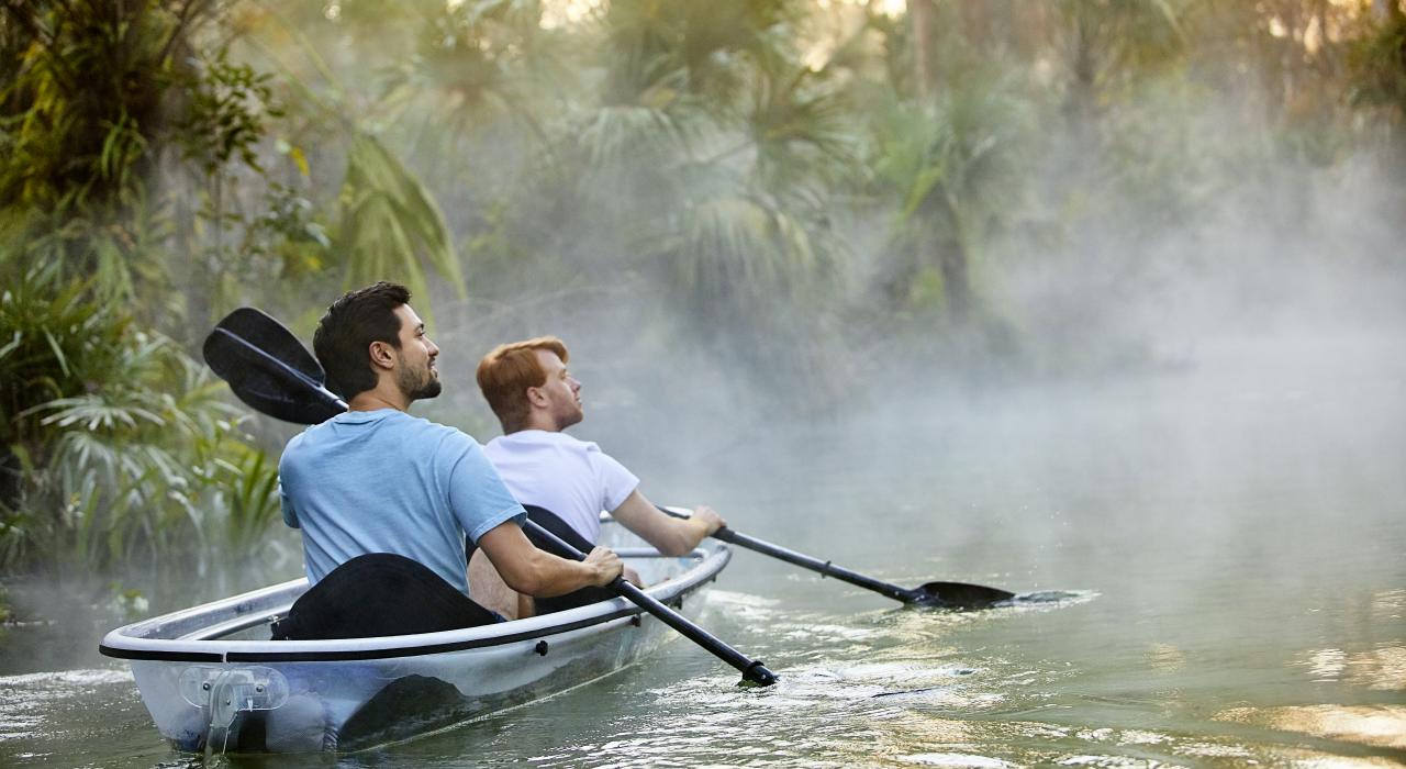 在佛罗里达州奥兰多附近的 Rock Springs Run 徒步区内的保护水域上玩透明皮划艇 在佛罗里达州奥兰多附近的 Rock Springs Run 徒步区内的保护水域上玩透明皮划艇