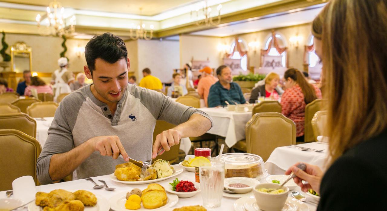 享用弗兰肯莫斯的特色鸡肉晚餐