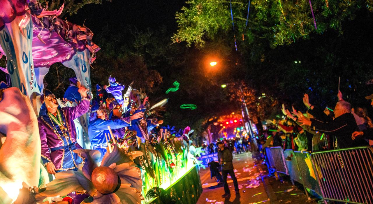 在阿拉巴马州莫比尔，尽享新奥尔良狂欢节游行的五彩斑斓与欢乐氛围