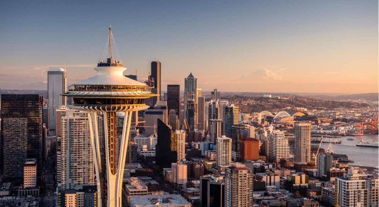 日落时分，太空针塔俯瞰华盛顿州西雅图