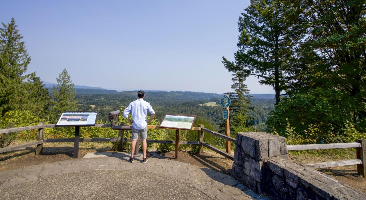 从俄勒冈州桑迪附近的 Jonsrud Viewpoint 观景台眺望胡德山国家森林公园 从俄勒冈州桑迪附近的 Jonsrud Viewpoint 观景台眺望胡德山国家森林公园