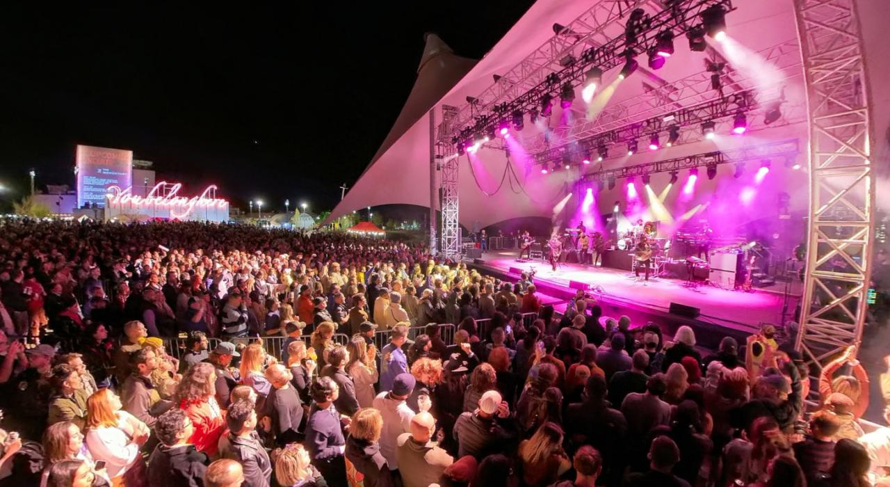 在社区艺术空间 The Momentary 观看现场音乐会