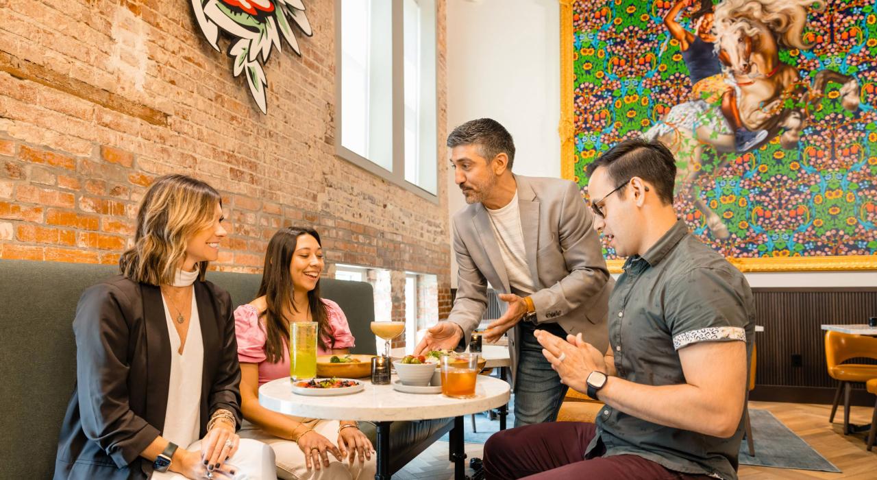 在 Lady Slipper 鸡尾酒酒廊和餐厅享受欢乐时光