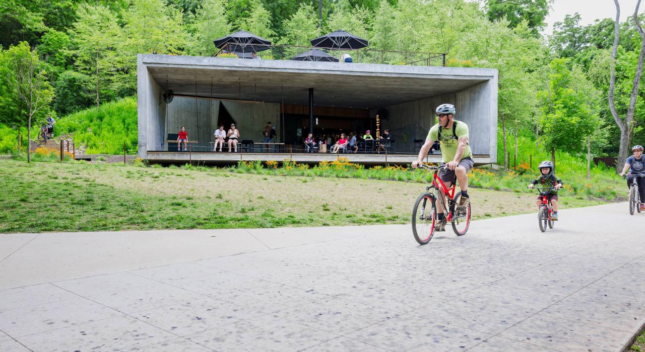 在科勒山地自行车保护区 (Coler Mountain Bike Preserve) 的 Airship Coffee，一边享受手工咖啡，一边眺望风景如画的骑行小径