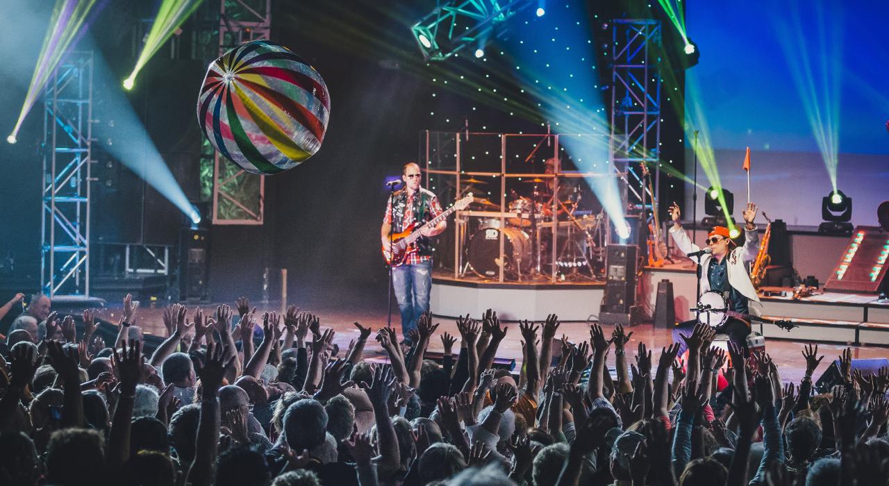 布兰森的人气演艺团体 The Haygoods 为观众献上精彩表演