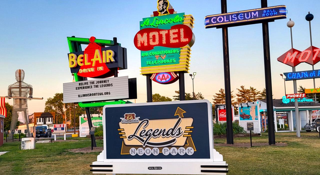 尽情感受 Neon Sign Park 公园的绚丽灯光