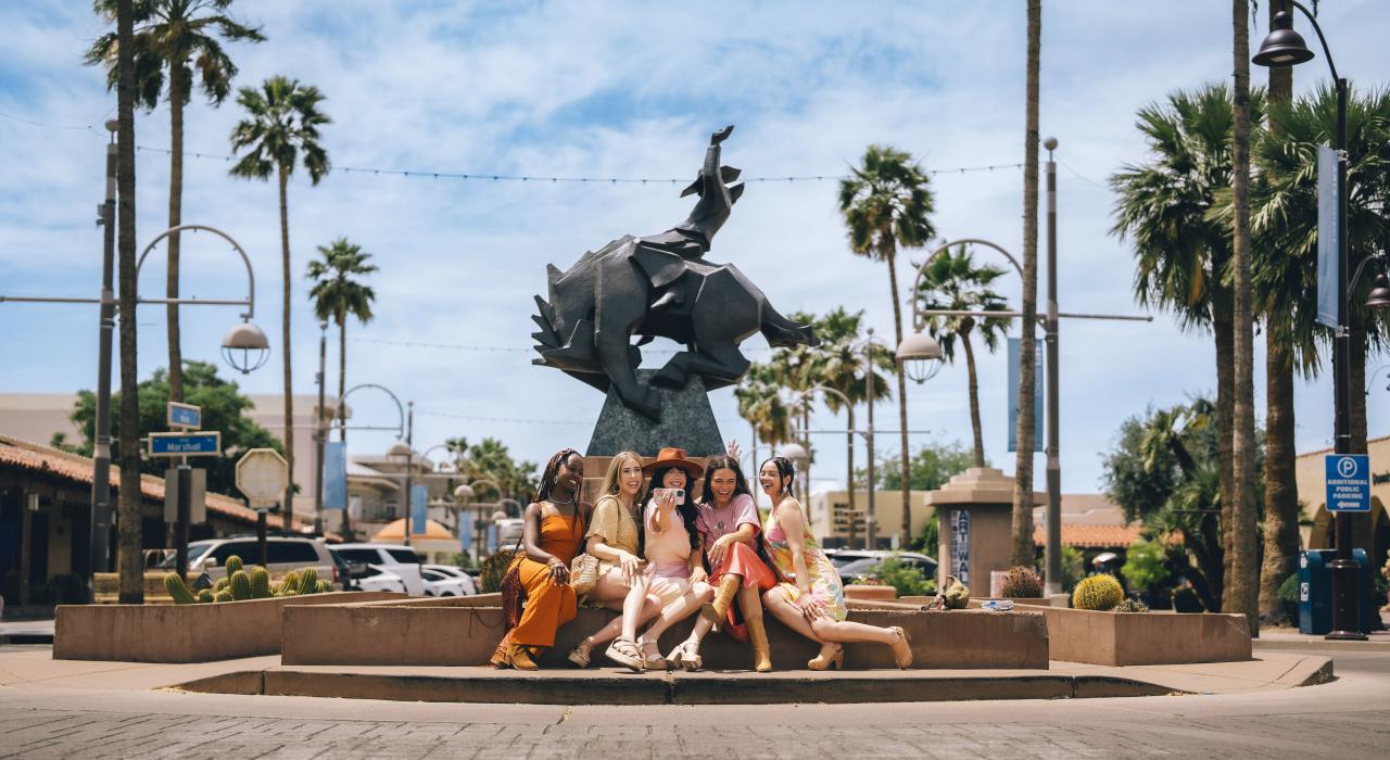 参观斯科茨代尔艺术区(Scottsdale Arts District),与艺术家 Ed Mell 的雕像 Jack Knife 自拍留念 参观斯科茨代尔艺术区(Scottsdale Arts District),与艺术家 Ed Mell 的雕像 Jack Knife 自拍留念