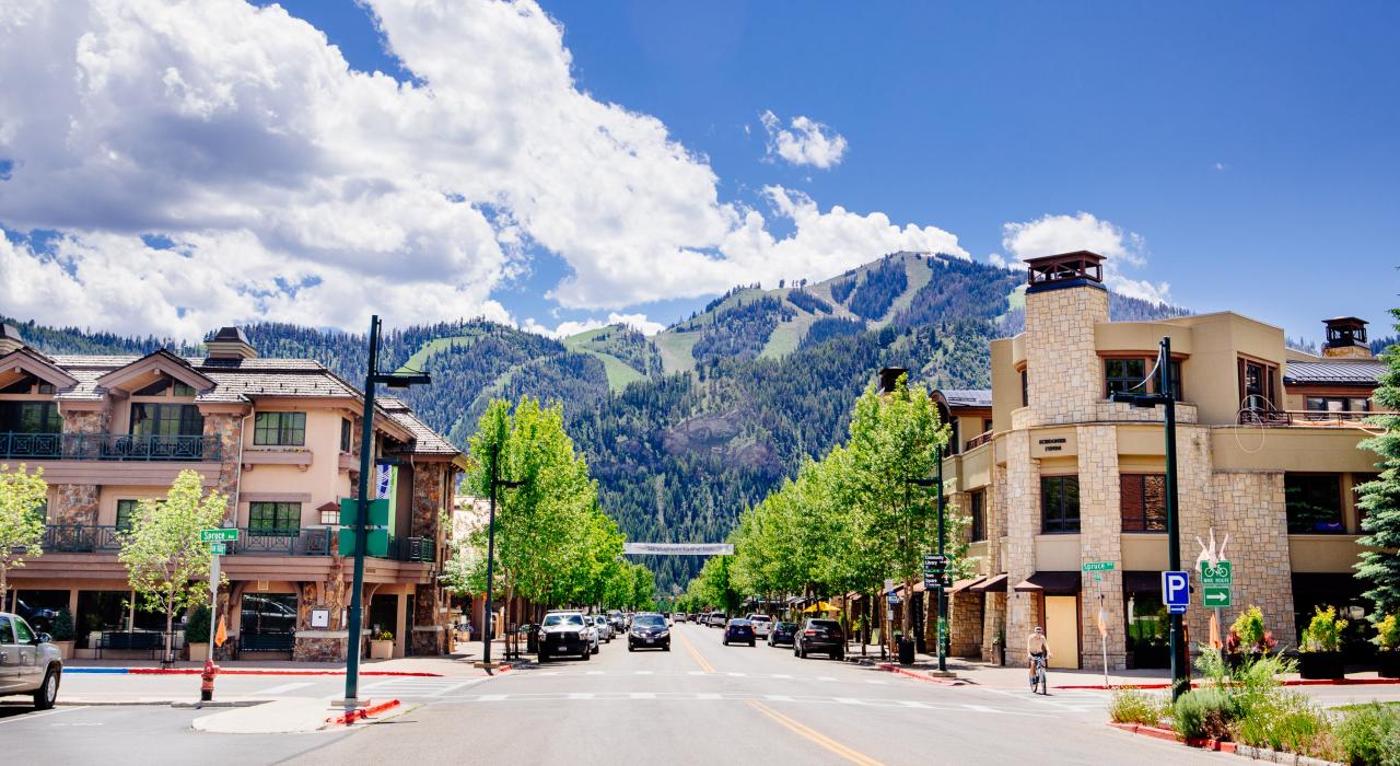 阳光明媚的凯彻姆市中心