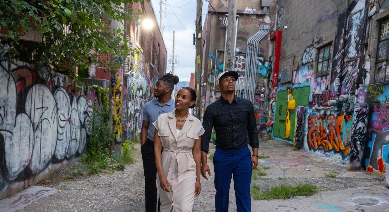 欣赏美术巷内鲜艳的涂鸦和街头画作