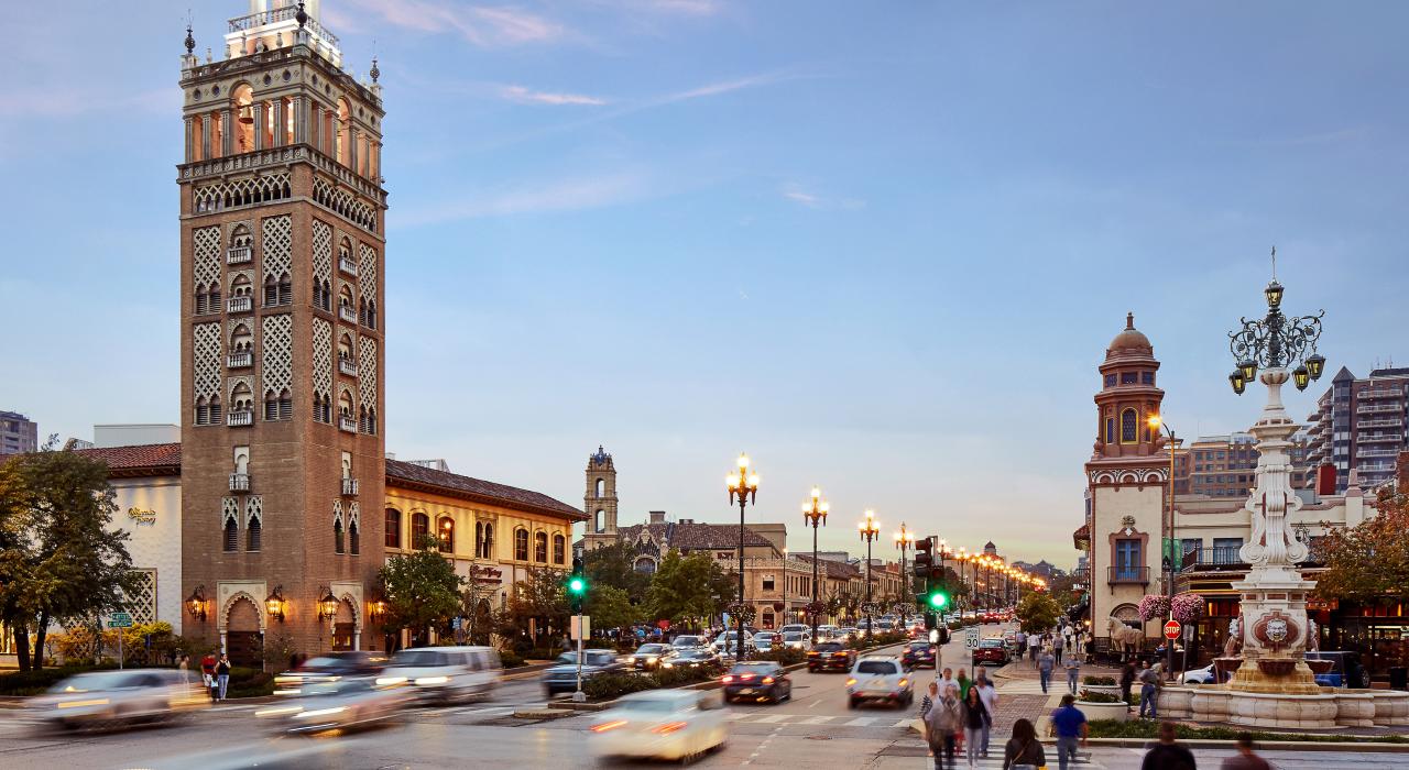 在乡村俱乐部广场体验时尚购物与餐饮