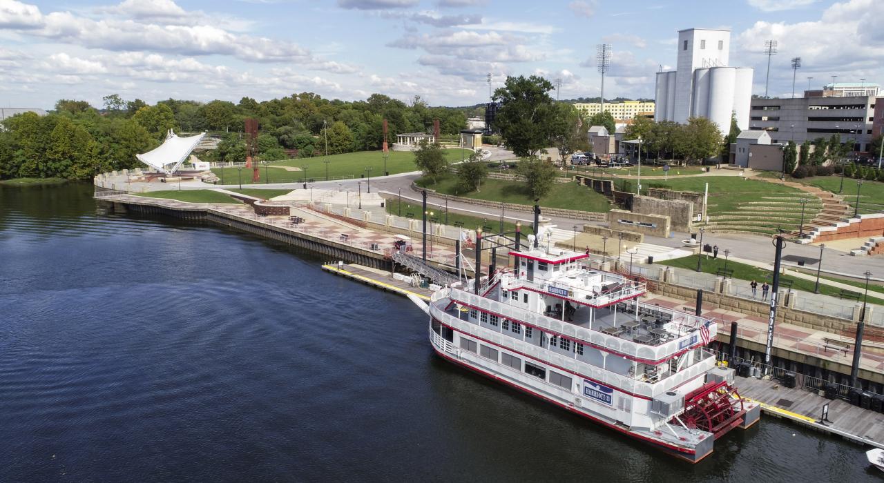 停靠在蒙哥马利河滨公园的 Harriott II Riverboat 游轮