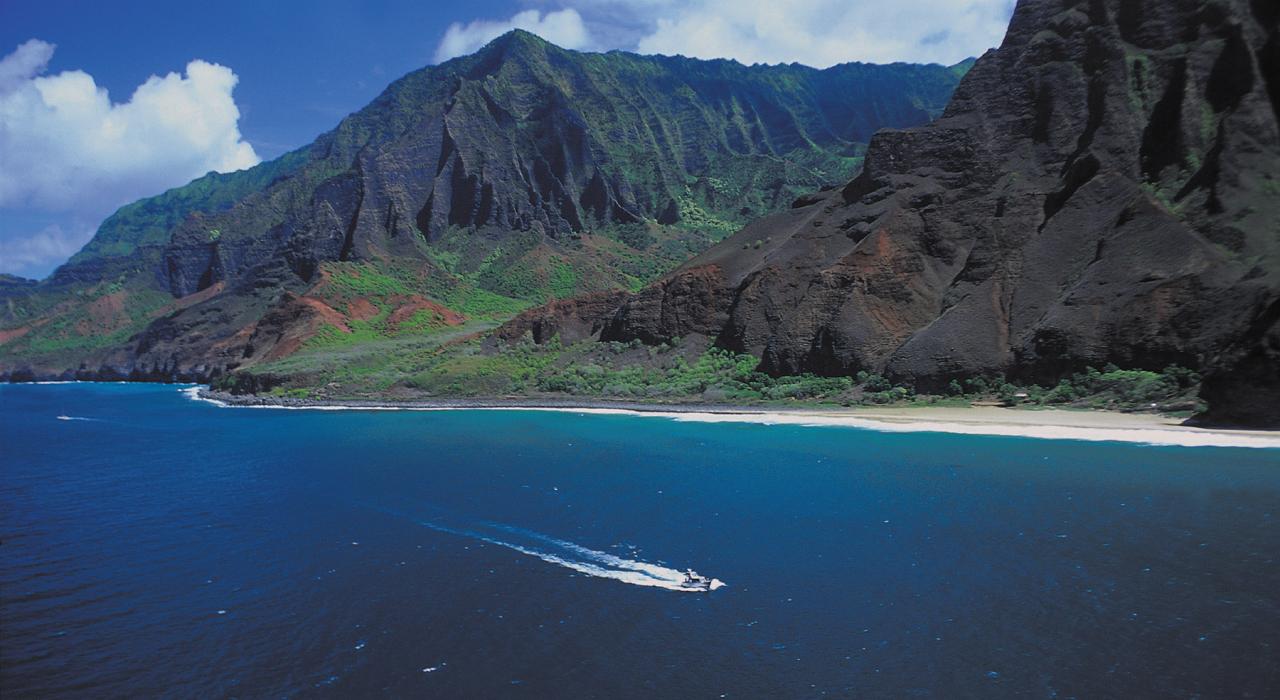 乘船探索壮丽的纳帕利海岸 (Napali Coast) 乘船探索壮丽的纳帕利海岸 (Napali Coast)