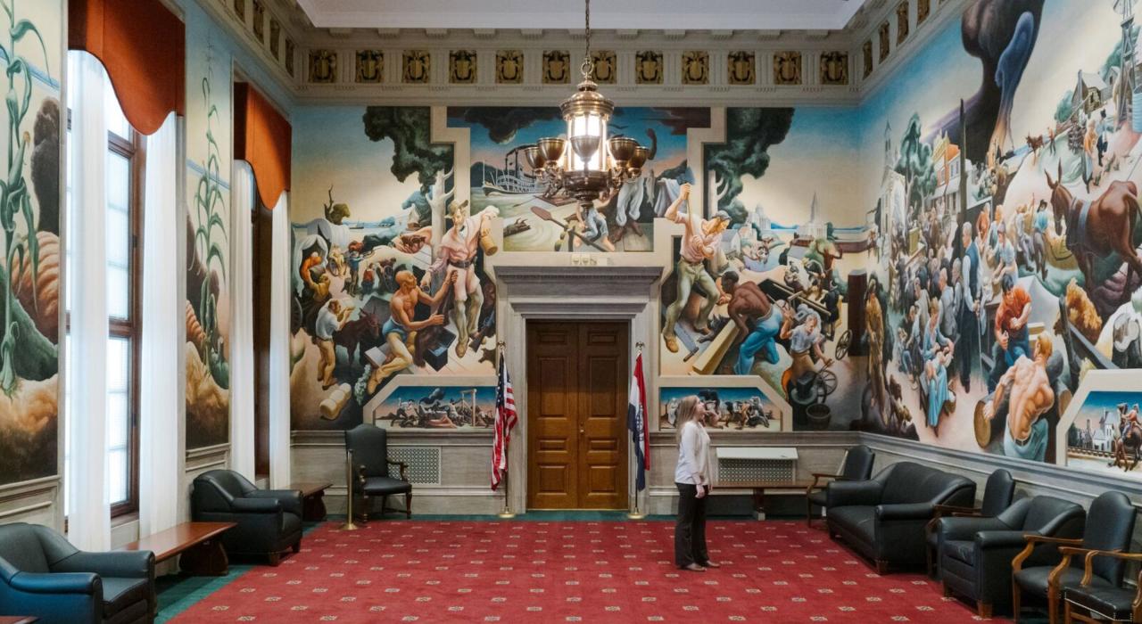 在密苏里州议会大厦众议院休息室观赏托马斯·哈特·本顿的壁画