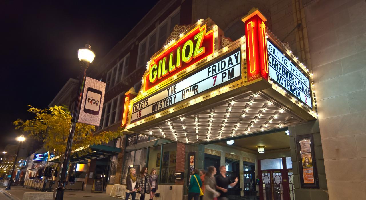 66 号公路上建于 1926 年的 Gillioz Theatre 剧院的古老华盖 66 号公路上建于 1926 年的 Gillioz Theatre 剧院的古老华盖