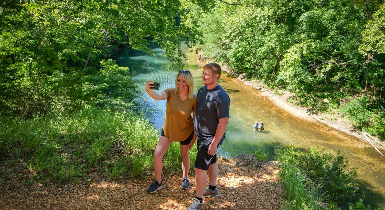 在贝内特泉州立公园徒步时拍摄一张自拍照 在贝内特泉州立公园徒步时拍摄一张自拍照