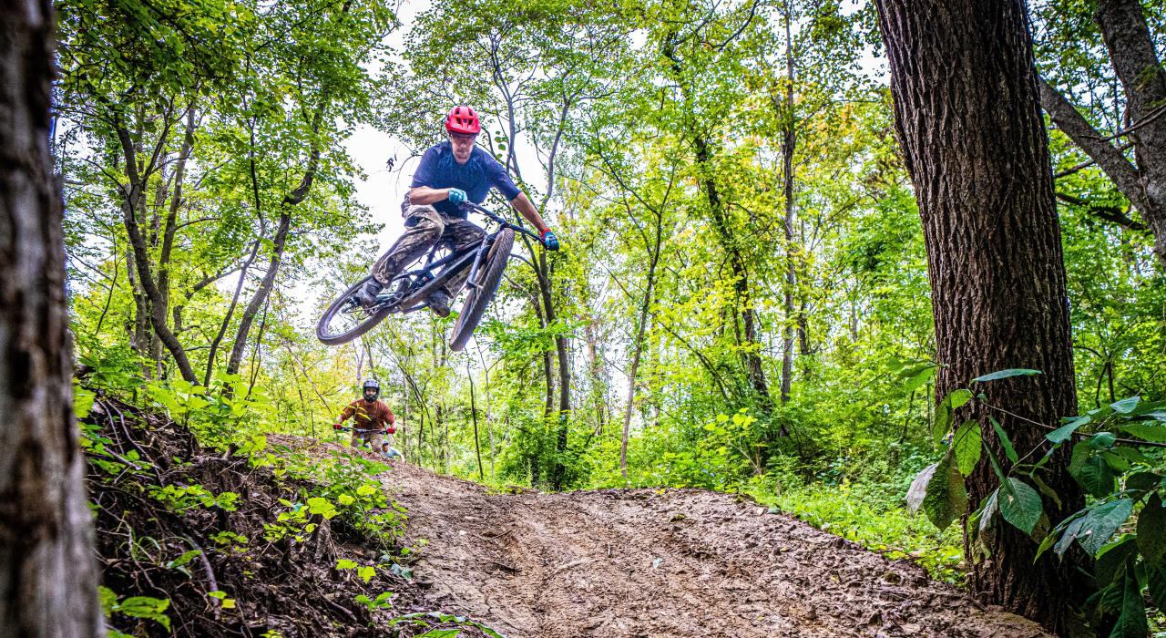 河崖步道公园里披荆斩棘的单车骑行