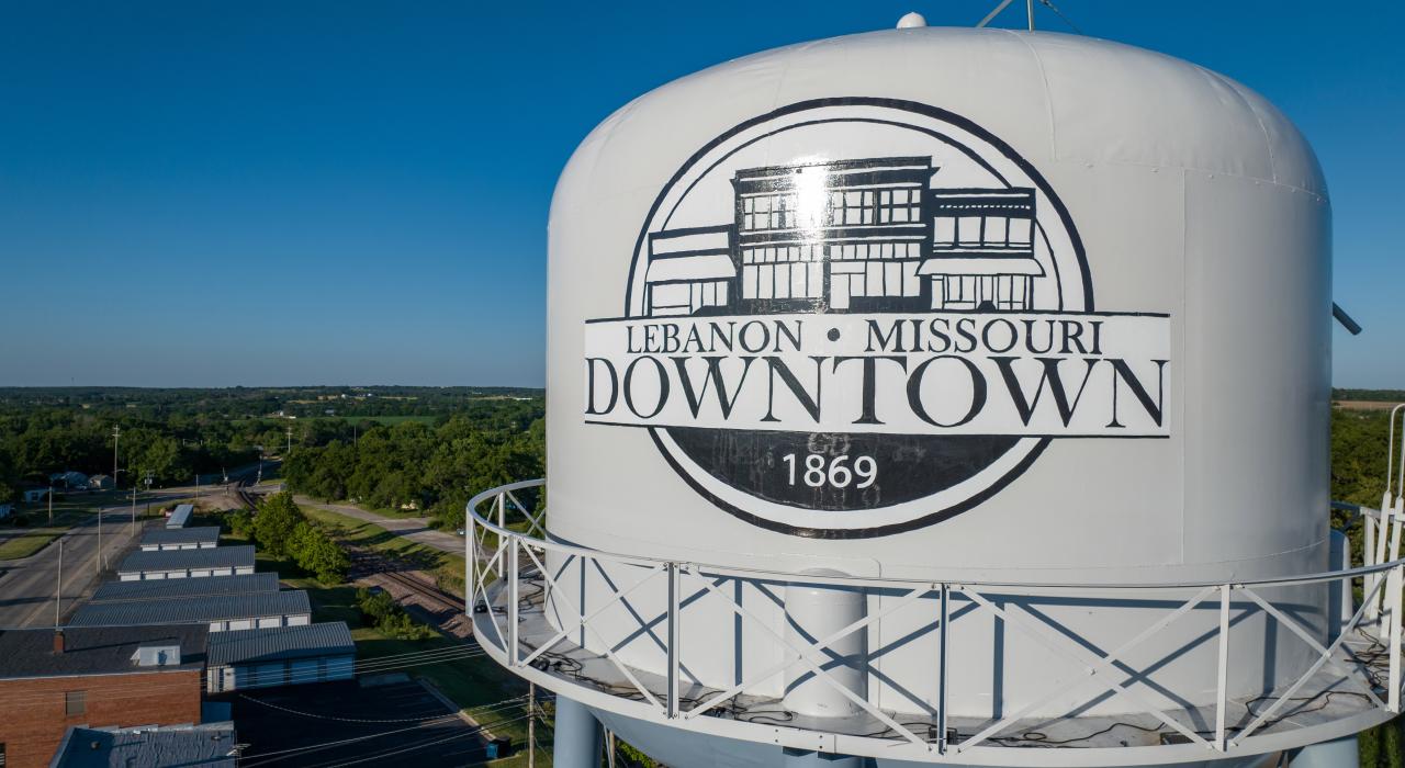 矗立在小镇之上的莱巴嫩市中心水塔 矗立在小镇之上的莱巴嫩市中心水塔