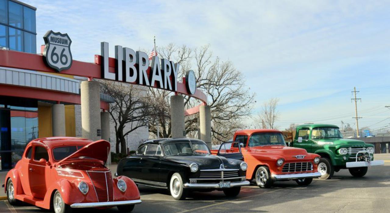 复古车停在莱巴嫩-拉克利德县图书馆的 66 号公路博物馆外 复古车停在莱巴嫩-拉克利德县图书馆的 66 号公路博物馆外