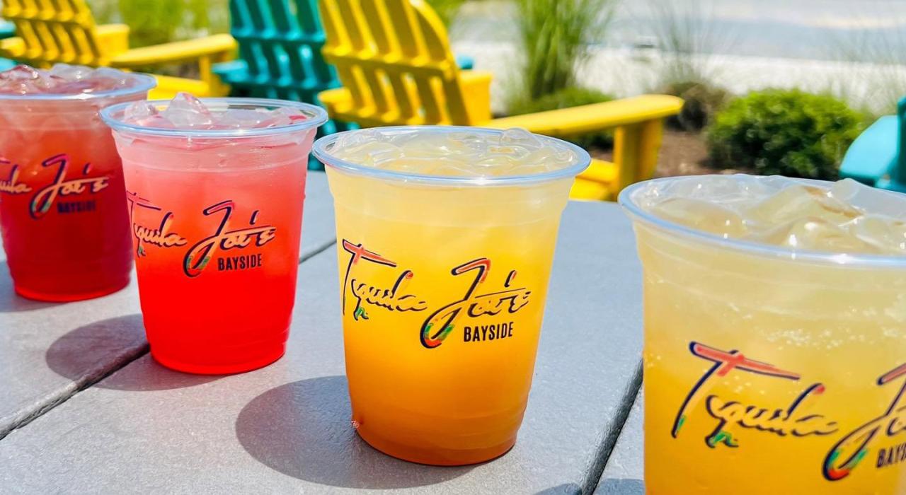 在 Papa Joe’s Bayside 餐厅的乐园中品尝色彩缤纷的饮品 在 Papa Joe’s Bayside 餐厅的乐园中品尝色彩缤纷的饮品