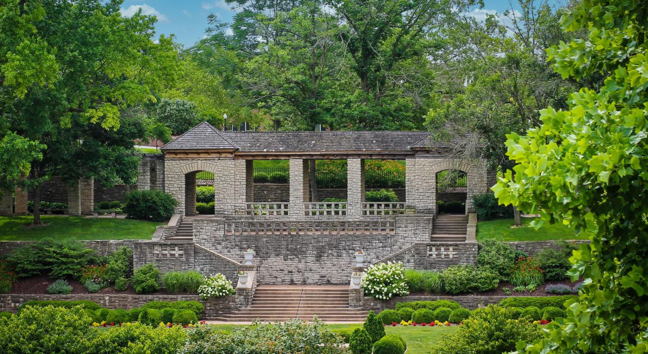 卡纳汉纪念花园的葱茏绿意